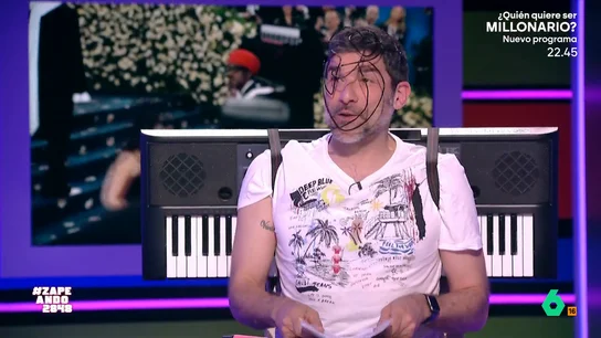 Nacho García emula los looks más extravagantes de la Gala Met: "Me duele la espalda un poco pero estoy bien" El zapeador ha escogido los extravagantes looks que André 3000 y Jaden Smith han llevado en este importante evento. Además, ha desfilado por el plató para demostrar que es capaz de defender su look con mucha gracia.