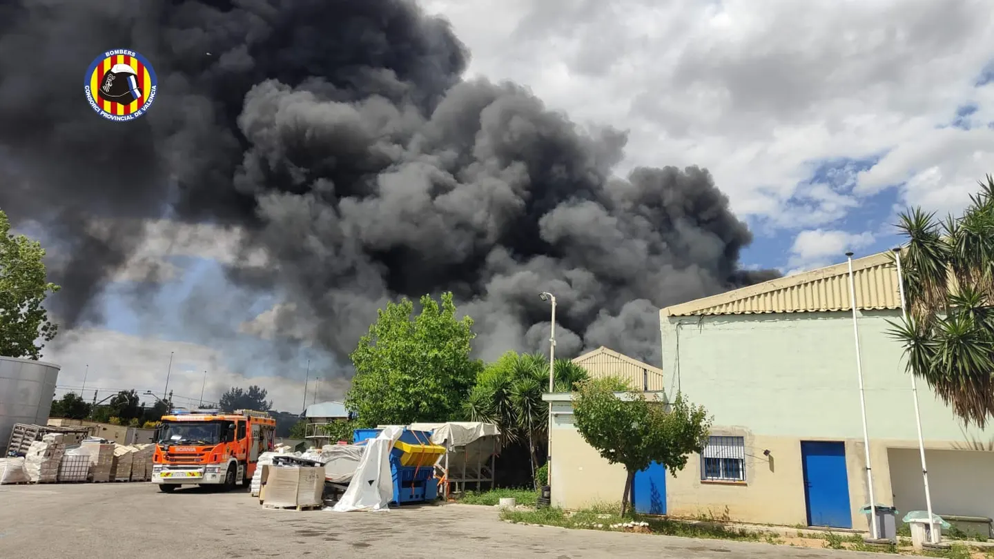 Aparatoso incendio en una empresa de gestión de residuos de Silla (Valencia) Aparatoso incendio en una empresa de gestión de residuos de Silla (Valencia)