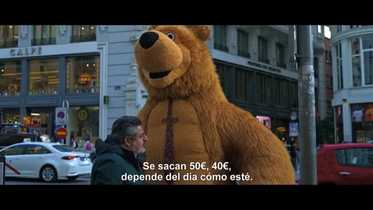 Uno de los 'osos' que habitan la Gran Vía de Madrid desvela a Jalis de la Serna cuánto cobra al día: "Antes trabajaba de interna" Uno de los 'osos' que habitan la Gran Vía de Madrid desvela a Jalis de la Serna cuánto cobra al día: "Antes trabajaba de interna"
