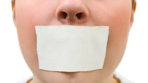 Boca tapada con cinta Boca tapada con cinta