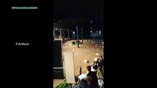 "¡No podemos salir!": los gritos de angustia de un centenar de personas encerradas en las tiendas de Bonaire mientras se inundaba Equipo de Investigación recogió el testimonio de Sandra, una de las empleadas de las tiendas del centro comercial Bonaire que consiguió salir de allí antes de que se inundara. Otras personas tuvieron que quedarse.