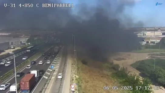 Columna de humo en la V-31 a su paso por Beniparrell, provocada por un aparatoso incendio en una nave de Silla (Valencia). Columna de humo en la V-31 a su paso por Beniparrell, provocada por un aparatoso incendio en una nave de Silla (Valencia).