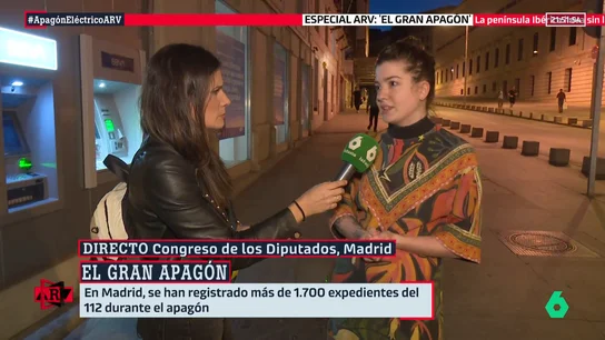 La indignación de una joven afectada por el apagón: "Hemos tenido que pagar 500 euros por una noche en un hotel" La indignación de una joven afectada por el apagón: "Hemos tenido que pagar 500 euros por una noche en un hotel"