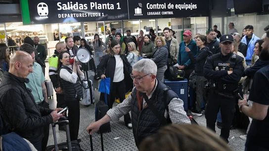 Una trabajadora con un megáfono en la estación de Atocha-Almudena Grandes, tras los retrasos en los trenes AVE en una imagen de archivo. Una trabajadora con un megáfono en la estación de Atocha-Almudena Grandes, tras los retrasos en los trenes AVE, a 5 de mayo de 2025