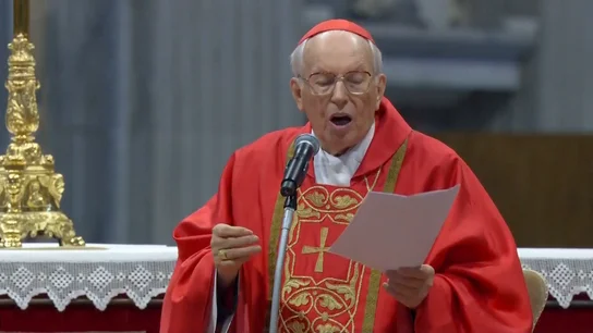 Giovanni Battista Re, durante la misa que da inicio al Cónclave Giovanni Battista Re, durante la misa que da inicio al Cónclave