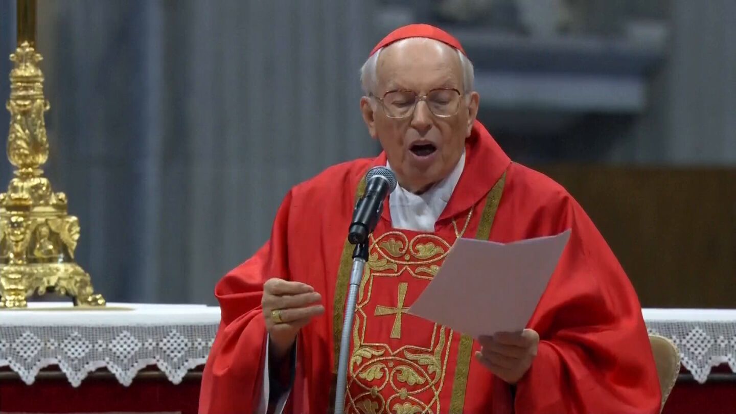 Giovanni Battista Re, durante la misa que da inicio al Cónclave