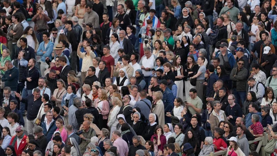 Expectación en el Vaticano a la espera de la primera fumata. Expectación en el Vaticano a la espera de la primera fumata.