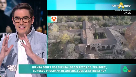 Juanra Bonet desvela las claves del estreno de 'Traitors': "Es una novela de Agatha Christie que se está creando en tiempo real" Mentiras, 'pilladas', meteduras de pata épicas y recogidas de cable. Juanra Bonet explica en Zapeando qué nos depara la versión española de 'Traitors' que estrena Antena 3 esta noche a las 22:50 horas.