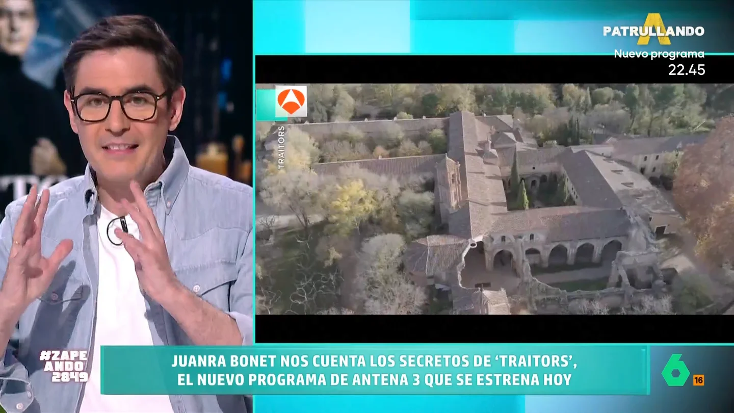 Juanra Bonet desvela las claves del estreno de 'Traitors': "Es una novela de Agatha Christie que se está creando en tiempo real" Mentiras, 'pilladas', meteduras de pata épicas y recogidas de cable. Juanra Bonet explica en Zapeando qué nos depara la versión española de 'Traitors' que estrena Antena 3 esta noche a las 22:50 horas.
