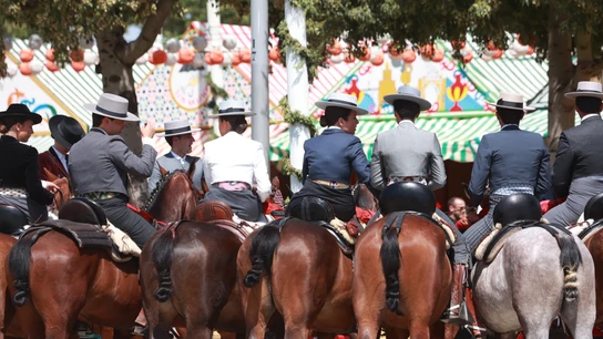 Caballistas por el Real de la Feria de Sevilla Caballistas por el Real de la Feria de Sevilla