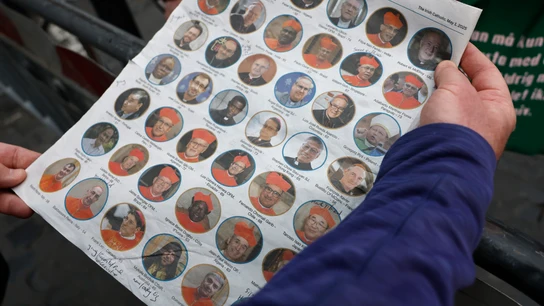 Un sacerdote irlandés, con un periódico en el que se ve a los cardenales que podrían convertirse en papa Un sacerdote irlandés, con un periódico en el que se ve a los cardenales que podrían convertirse en papa