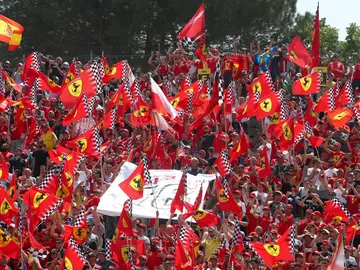 Los fans de Ferrari muestran banderas de la escudería italiana en el Autodromo Enzo e Dino Ferrari Los fans de Ferrari muestran banderas de la escudería italiana en el Autodromo Enzo e Dino Ferrari