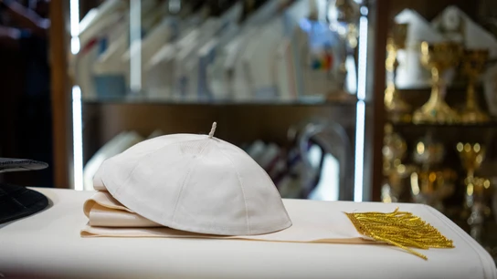 El 'zucchetto' (solideo) y la faja del nuevo papa, obra del sastre romano Raniero Mancinelli El 'zucchetto' (solideo) y la faja del nuevo papa, obra del sastre romano Raniero Mancinelli