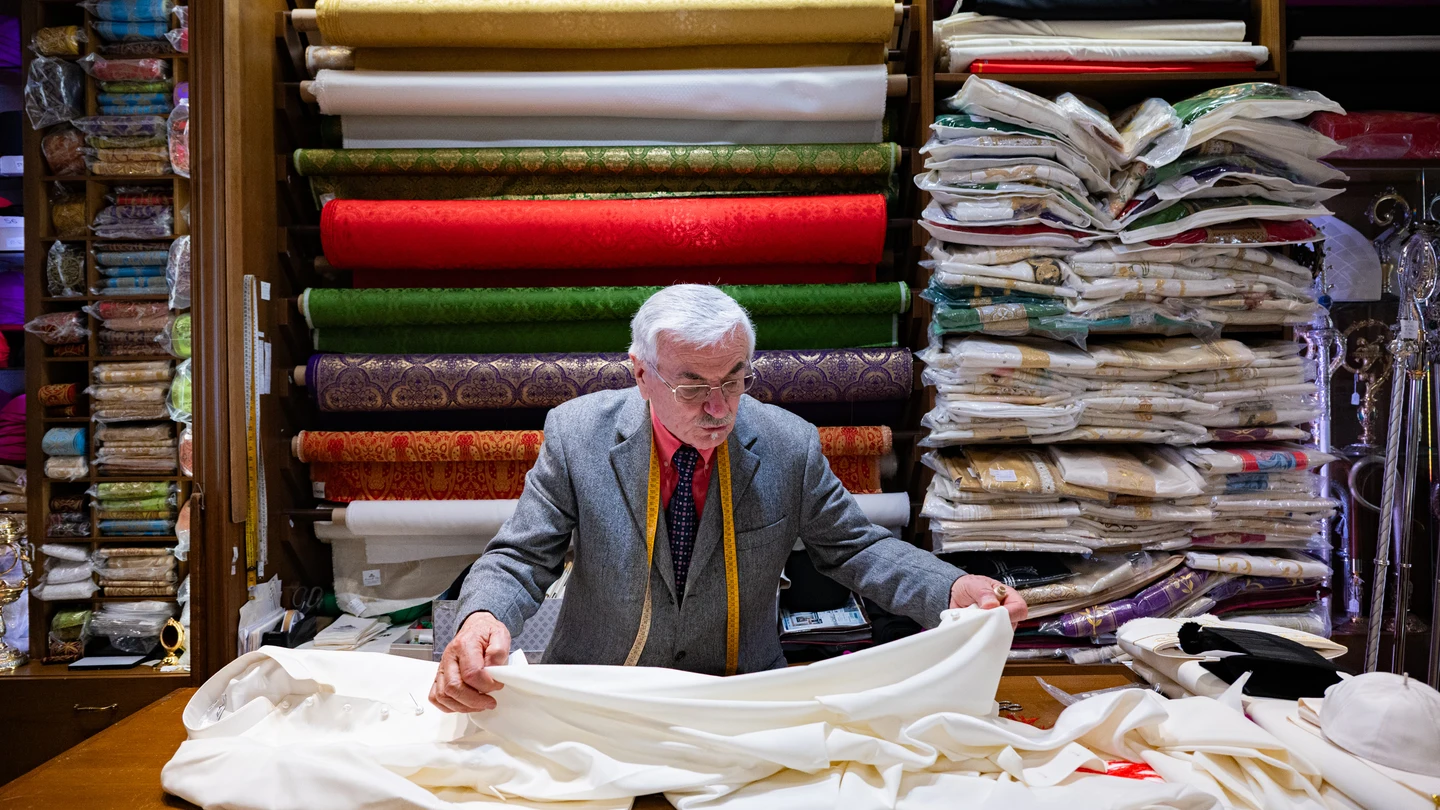 El sastre Raniero Mancinelli, de 86 años, es quien confecciona las vestimentas papales para el Vaticano El sastre Raniero Mancinelli, de 86 años, es quien confecciona las vestimentas papales para el Vaticano