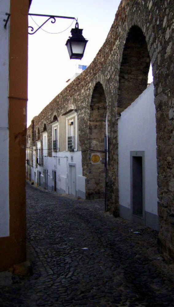 Acueducto romano en el centro de Évora