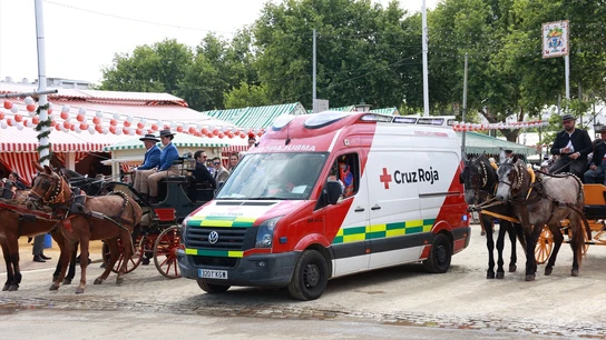 Una ambulancia de la Cruz Roja por el Real de la Feria de Abril de Sevilla. Una ambulancia de la Cruz Roja por el Real de la Feria de Abril de Sevilla.