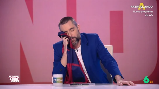 Dani Mateo comienza Zapeando abrazando una camiseta del Barça: "No tengo consuelo..." El presentador de Zapeando nunca ha escondido que es un fanático del Fútbol Club Barcelona, por eso no ha podido esconder su tristeza ante la eliminación de su equipo favorito de la Champions League.