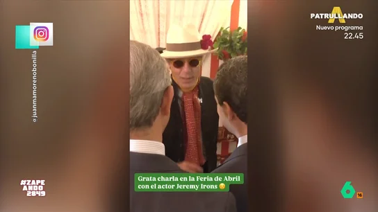 Jeremy Irons visita la Feria de Sevilla con un look "de lo más flamenquito": "Mitad Paco Clavel, mitad botella de Tío Pepe" Zapeando analiza la visita del actor Jeremy Irons a la Feria de Sevilla, donde se le vio charlando con el presidente andaluz, Juanma Moreno, con un look que no pasa desapercibido para los zapeadores.
