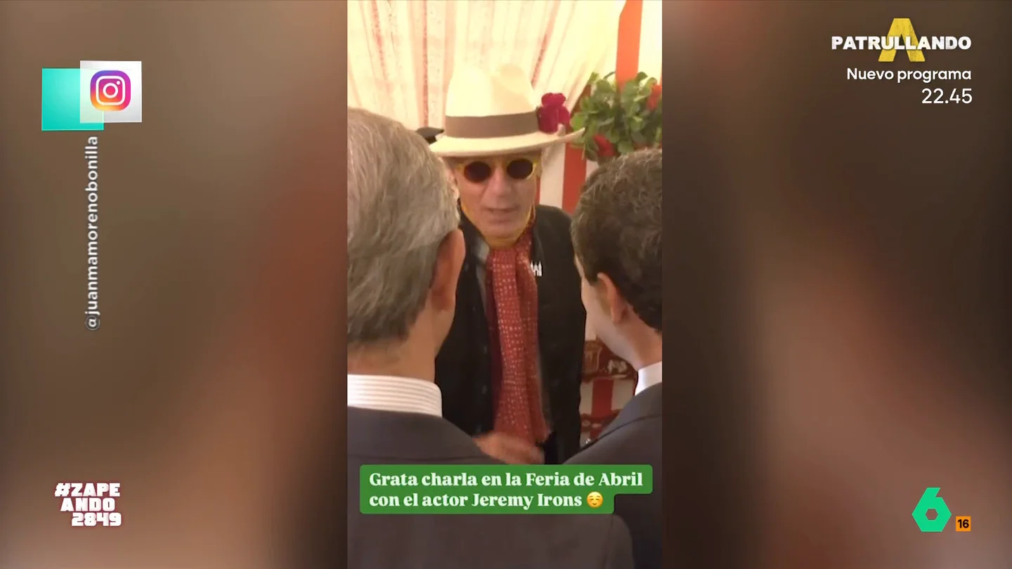 Jeremy Irons visita la Feria de Sevilla con un look "de lo más flamenquito": "Mitad Paco Clavel, mitad botella de Tío Pepe" Zapeando analiza la visita del actor Jeremy Irons a la Feria de Sevilla, donde se le vio charlando con el presidente andaluz, Juanma Moreno, con un look que no pasa desapercibido para los zapeadores.