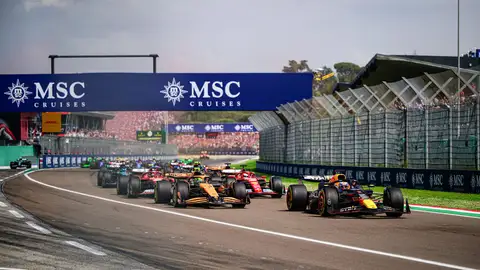 Max Verstappen al frente durante la salida del GP de Imola del 2024 Max Verstappen al frente durante la salida del GP de Imola del 2024