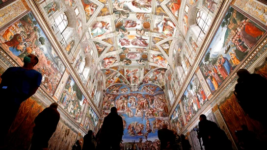 Varios visitantes admiran las pinturas de la Capilla Sixtina. Varios visitantes admiran las pinturas de la Capilla Sixtina.