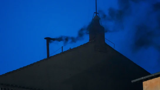 Fumata negra en la primera votación del cónclave para suceder al papa Francisco. Fumata negra en la primera votación del cónclave para suceder al papa Francisco.