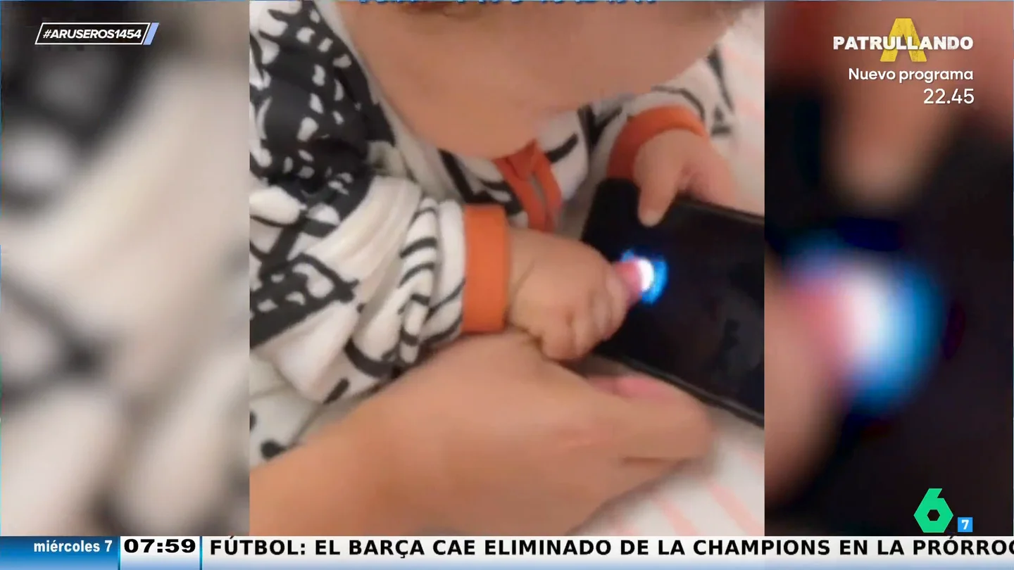 El increíble vídeo viral del bebé que utiliza el pulgar de su padre para desbloquear el móvil: "¡Cómo aprenden las nuevas generaciones!" El increíble vídeo viral del bebé que utiliza el pulgar de su padre para desbloquear el móvil: "¡Cómo aprenden las nuevas generaciones!"