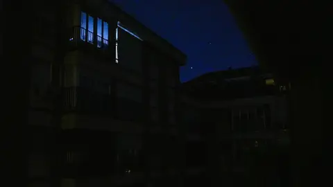 Calle a oscuras durante el apagón eléctrico generalizado en Triana. A 28 de abril de 2025, en Sevilla. Calle a oscuras durante el apagón eléctrico generalizado en Triana. A 28 de abril de 2025, en Sevilla.