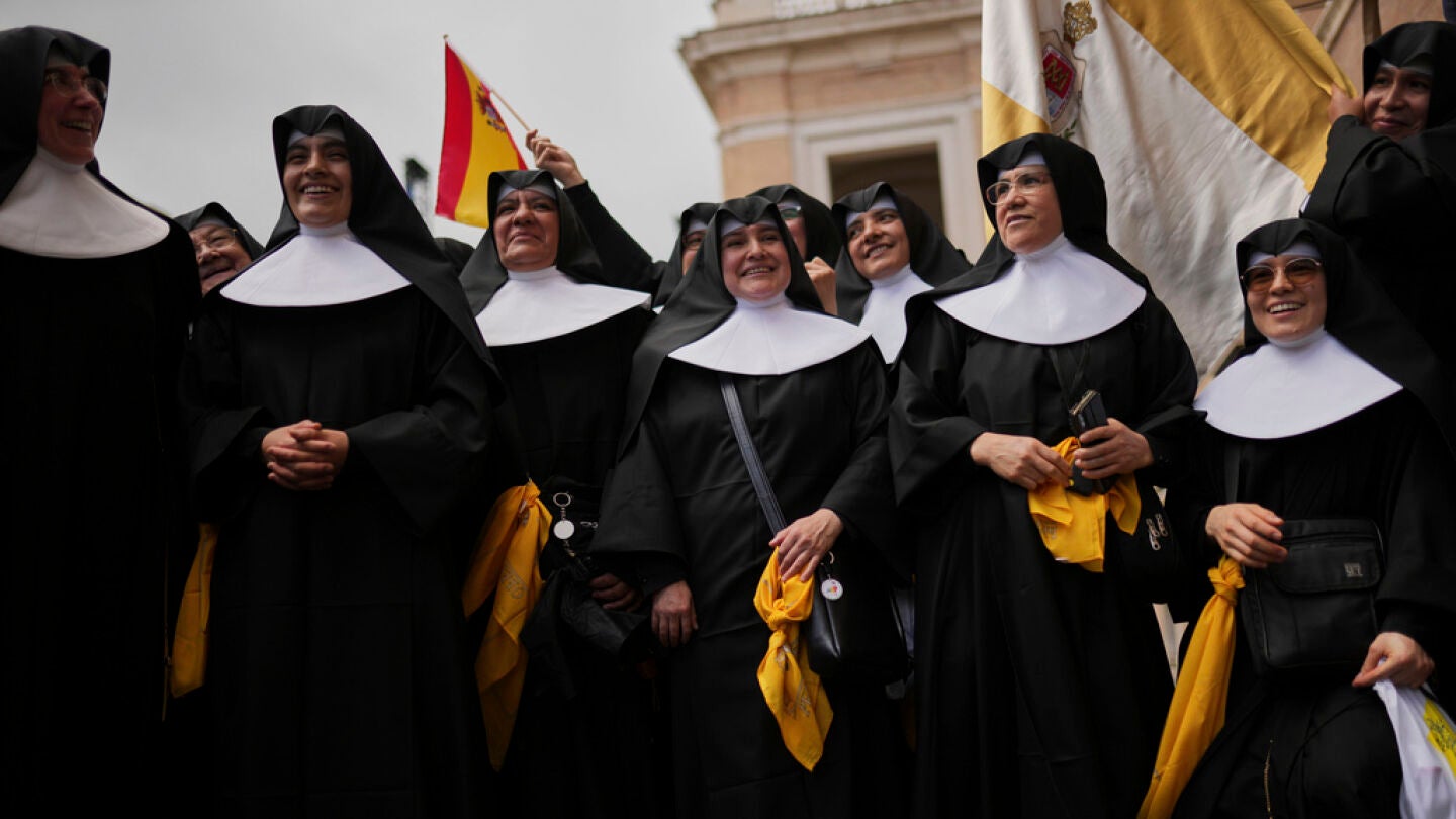 Varias monjas españolas acuden al Vaticano en el primer día de cónclave.