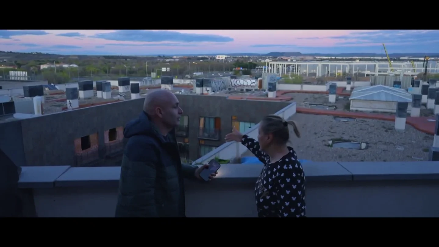 Una mujer que compró una vivienda en el 'hotel okupa' de San Blas: "Pagué 2 años al propietario hasta que nos quitaron la luz" Una mujer que compró una vivienda en el 'hotel okupa' de San Blas: "Pagué 2 años al propietario hasta que nos quitaron la luz"