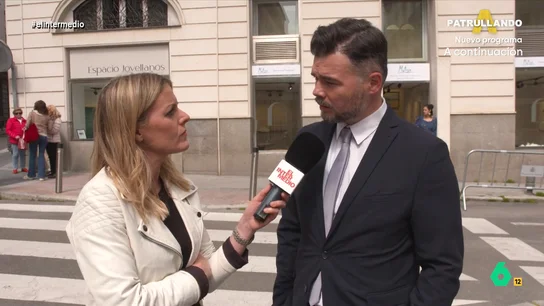 Rufián asegura que Junts "en ningún caso" votará a favor de la reducción de la jornada laboral Andrea Ropero visita el Congreso para preguntar a los políticos por el aumento del gasto militar, el apagón o la reducción de la jornada laboral. Sobre esto último, Gabriel Rufián sostiene que Junts no la apoyará ni por "todo el oro del Vaticano".