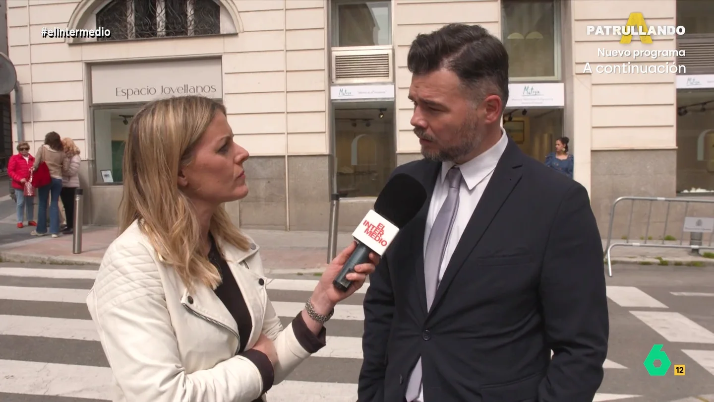 Rufián asegura que Junts "en ningún caso" votará a favor de la reducción de la jornada laboral Andrea Ropero visita el Congreso para preguntar a los políticos por el aumento del gasto militar, el apagón o la reducción de la jornada laboral. Sobre esto último, Gabriel Rufián sostiene que Junts no la apoyará ni por "todo el oro del Vaticano".