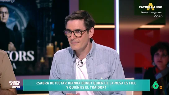 Juanra Bonet se apunta al 'Traitors' de Zapeando: ¿Qué zapeador miente sobre un detalle surrealista de su vida? Monólogos en la cárcel, cuadros del intestino delgado, un tatuaje de un gato fumando en pipa. Entre Dani Mateo, Quique Peinado, María Gómez, Maya Pixelskaya y Nacho García se esconde un 'traidor'. ¿Lo descubrirá Juanra Bonet?
