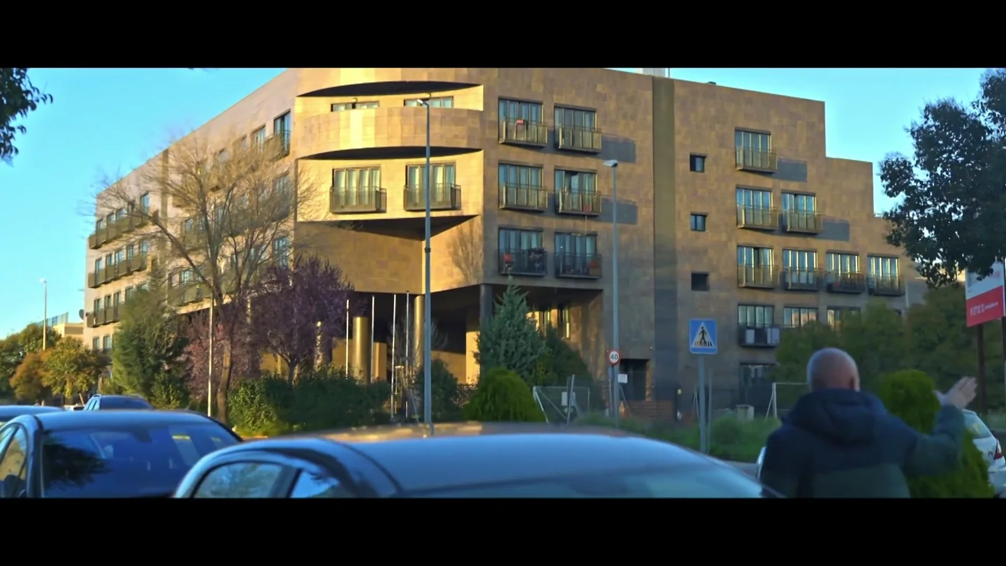 Un apuñalamiento y hoteles okupas: así es Aragón Suite, cinco edificios abandonados rodeados de hoteles de lujo en Madrid Un apuñalamiento y hoteles okupas: así es Aragón Suite, cinco edificios abandonados rodeados de hoteles de lujo en Madrid