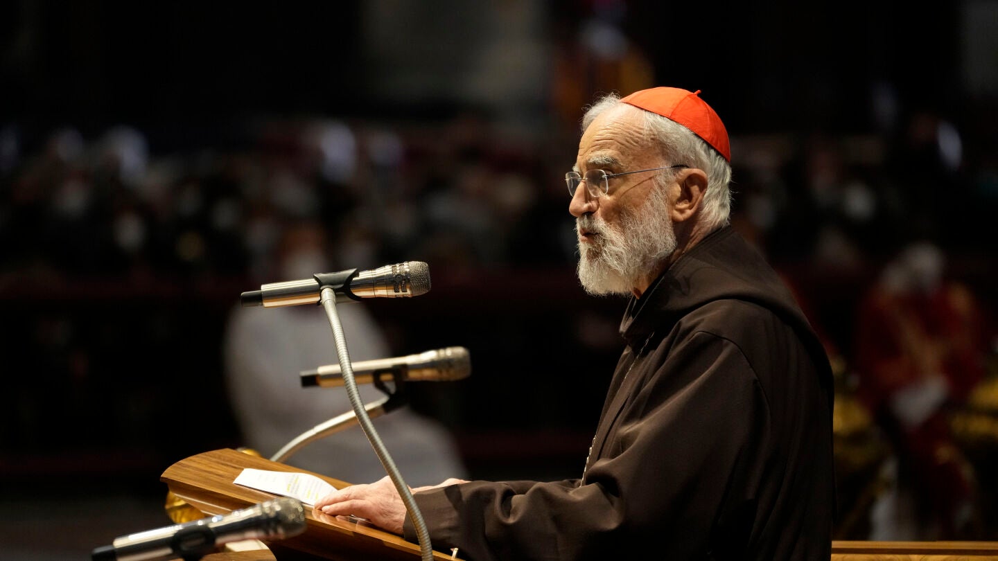 El predicador de la Casa Pontificia, Raniero Cantalamessa.
