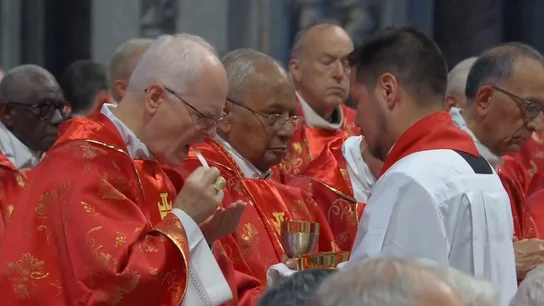 Comunión durante la misa 'Pro Eligendo Pontifice' Comunión durante la misa 'Pro Eligendo Pontifice'