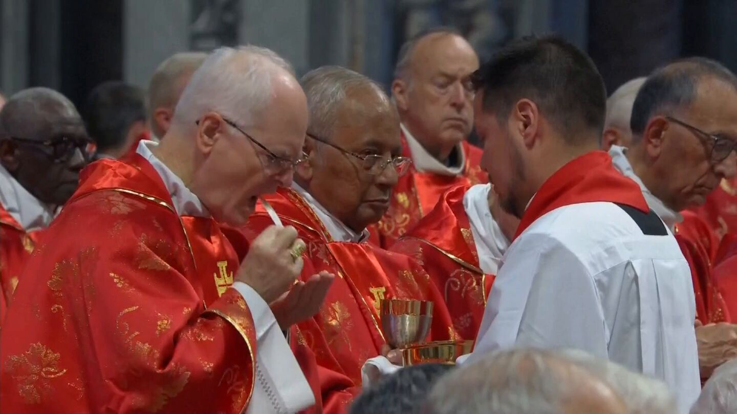 Comunión durante la misa 'Pro Eligendo Pontifice'