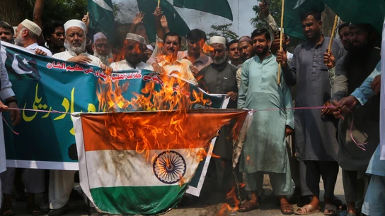 Manifestación para condenar los ataques con misiles indios en Peshawar, Pakistán, el 7 de mayo. Manifestación para condenar los ataques con misiles indios en Peshawar, Pakistán, el 7 de mayo.