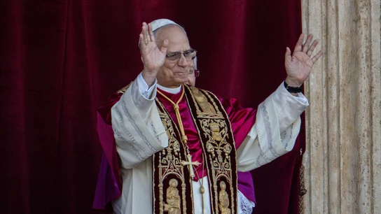 El nuevo papa León XIV, emocionado en su primer saludo a los fieles. El nuevo papa León XIV, emocionado en su primer saludo a los fieles.
