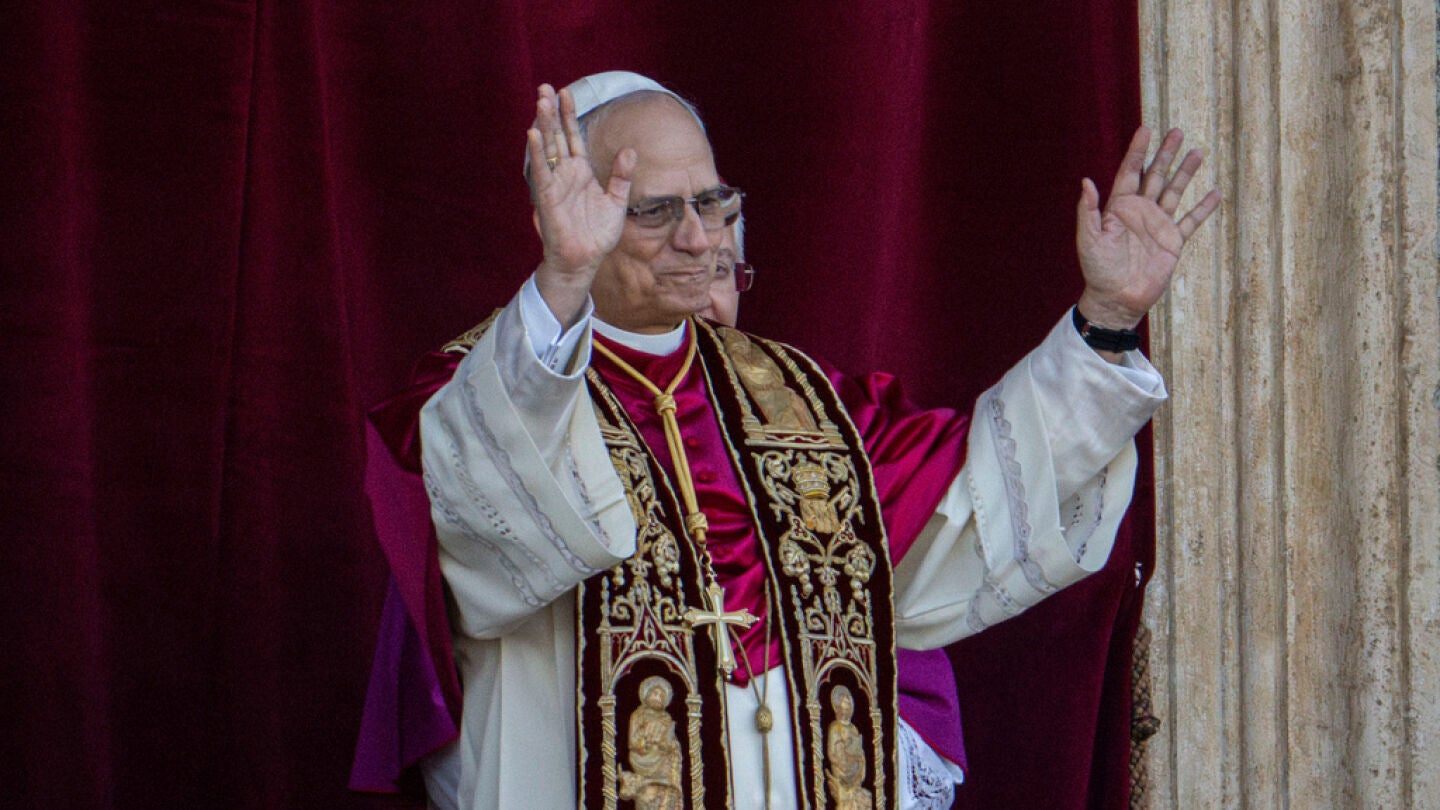 El nuevo papa León XIV, emocionado en su primer saludo a los fieles.