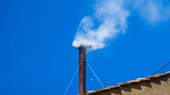 La fumata blanca anuncia que hay nuevo papa La fumata blanca anuncia que hay nuevo papa