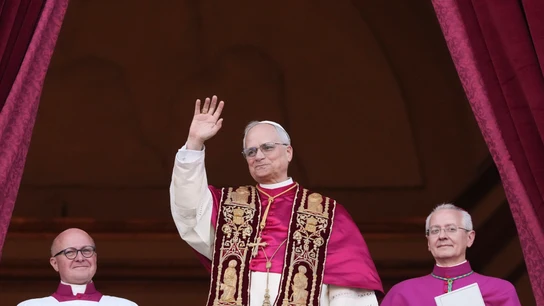 El cardenal Robert Prevost aparece en la logia central de la Basílica de San Pedro tras ser elegido el 267.º pontífice de la Iglesia Católica Romana, eligiendo el nombre de León XIV El cardenal Robert Prevost aparece en la logia central de la Basílica de San Pedro tras ser elegido el 267.º pontífice de la Iglesia Católica Romana, eligiendo el nombre de León XIV