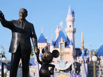 Fotografía de archivo de una estatua de Walt Disney en el parque temático de Anaheim (CA, EE.UU.). Fotografía de archivo de una estatua de Walt Disney en el parque temático de Anaheim (CA, EE.UU.).