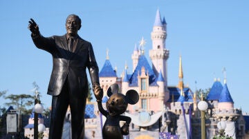 Fotografía de archivo de una estatua de Walt Disney en el parque temático de Anaheim (CA, EE.UU.).
