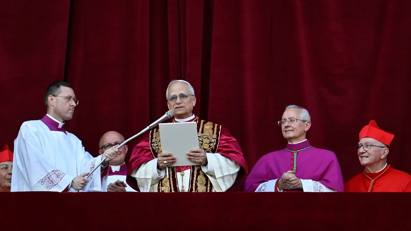 El nuevo papa, Leon XIV, dice sus primeras palabras desde la basílica de San Pedro El nuevo papa, Leon XIV, dice sus primeras palabras desde la basílica de San Pedro