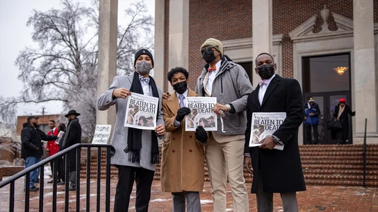 La gente muestra imágenes de Tyre Nichols durante el funeral de Tyre Nichols en Memphis, Tennessee, Estados Unidos, el 1 de febrero de 2023. La gente muestra imágenes de Tyre Nichols durante el funeral de Tyre Nichols en Memphis, Tennessee, Estados Unidos, el 1 de febrero de 2023.