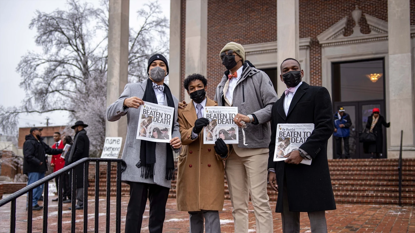 La gente muestra imágenes de Tyre Nichols durante el funeral de Tyre Nichols en Memphis, Tennessee, Estados Unidos, el 1 de febrero de 2023. La gente muestra imágenes de Tyre Nichols durante el funeral de Tyre Nichols en Memphis, Tennessee, Estados Unidos, el 1 de febrero de 2023.
