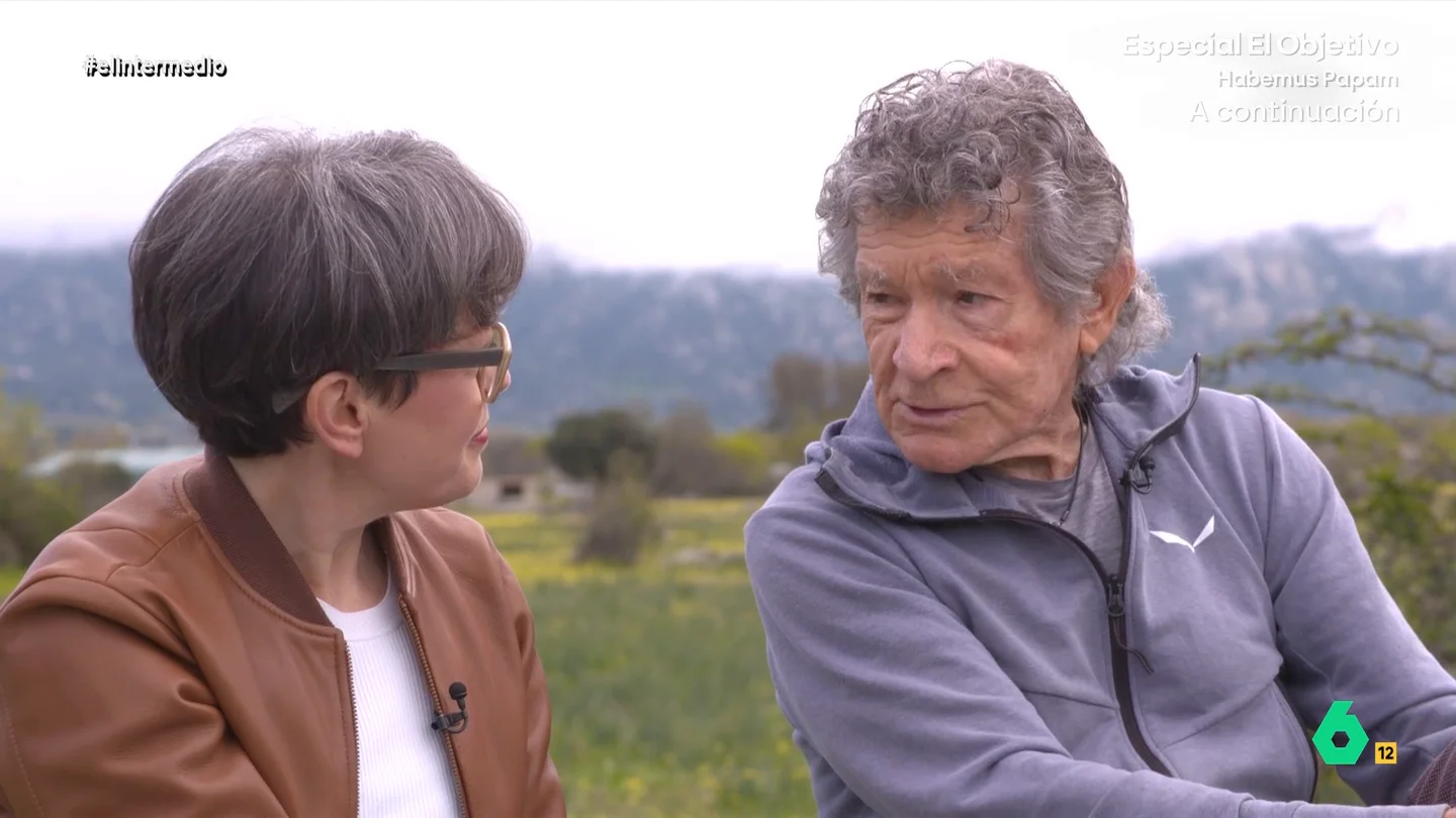 Carlos Soria, alpinista de ochomiles con 86 años: "Hay quien cree que el final es llegar a la cumbre, pero es volver a tu casa" Thais Villas entrevista en este vídeo a Carlos Soria, un alpinista de 86 años que quiere subir el Manaslu, a más 8.100 metros, y que le confiesa que cuando alcanza una cumbre siente "unas ganas tremendas de bajarme de allí".