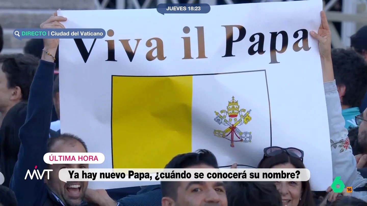 Iñaki López alucina con los gritos de emoción tras la fumata blanca: "Parece que más que al papa están viendo a Bad Bunny" Aplausos, gritos de alegría y vítores. La plaza de San Pedro estalla en júbilo tras la fumata blanca que anuncia un nuevo papa. Iñaki López reacciona en este vídeo, donde tira de su sentido del humor.