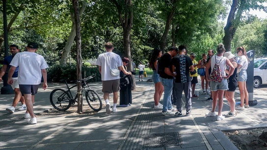 Varias personas por el centro de Madrid. Varias personas por el centro de Madrid.